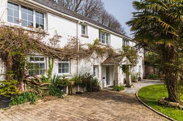 Tregenver Cottage is very charming, it was once the coach house for Tregenver Manor next door.