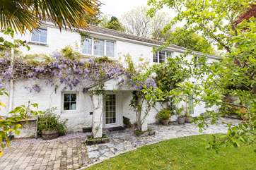 Tregenver Cottage is very charming, it was once the coach house for Tregenver Manor next door.