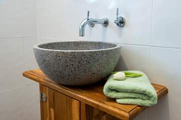 Even the wash-basin is gorgeous.