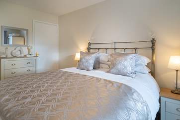 Sleep tight! ... in this lovely king-size bed.