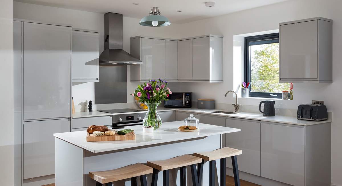 The lovely breakfast-bar enables conversations with the cook at work. 