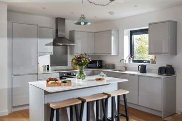 The lovely breakfast-bar enables conversations with the cook at work.