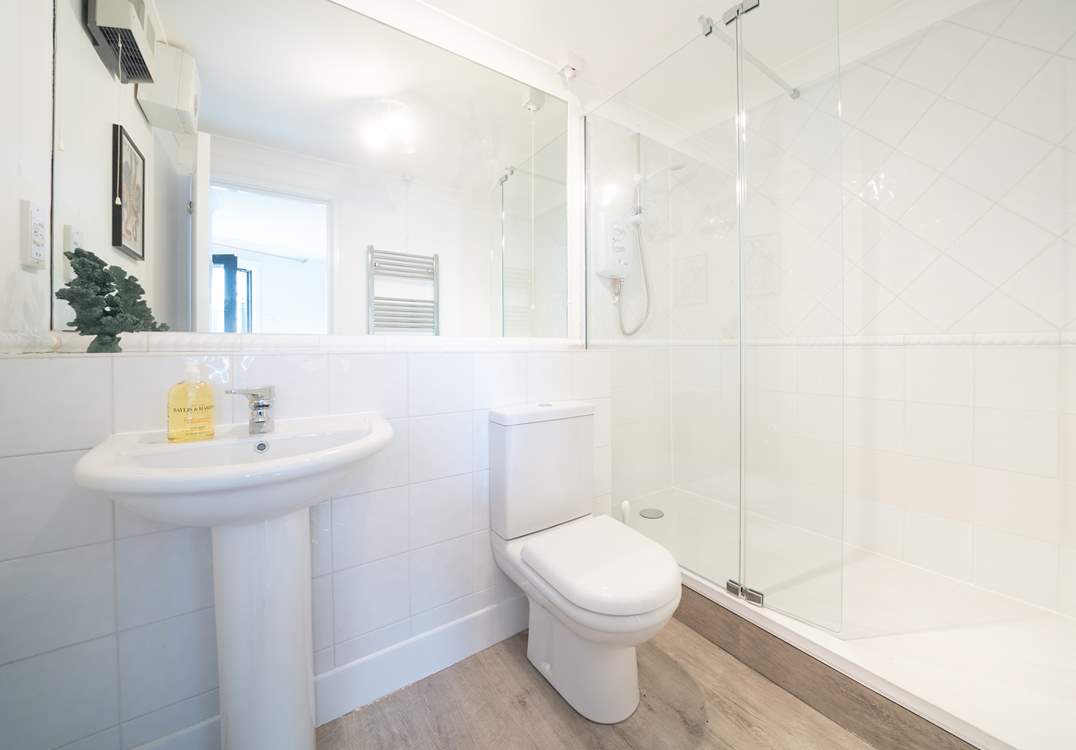 The main bedroom en suite shower-room.