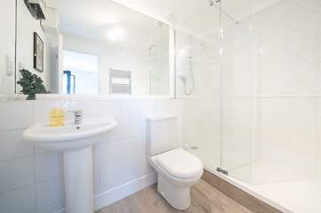 The main bedroom en suite shower-room.