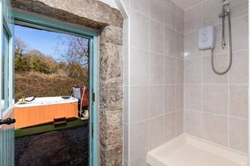 The shower-room leads directly out to the hot tub, you can jump straight in!