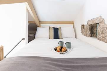 Crisp white sheets and breakfast in bed... holiday heaven!