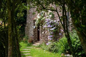 Bursts of colour make this beautiful setting so magical.