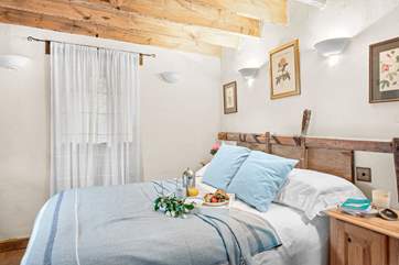 The bedroom is both bright and cheery.