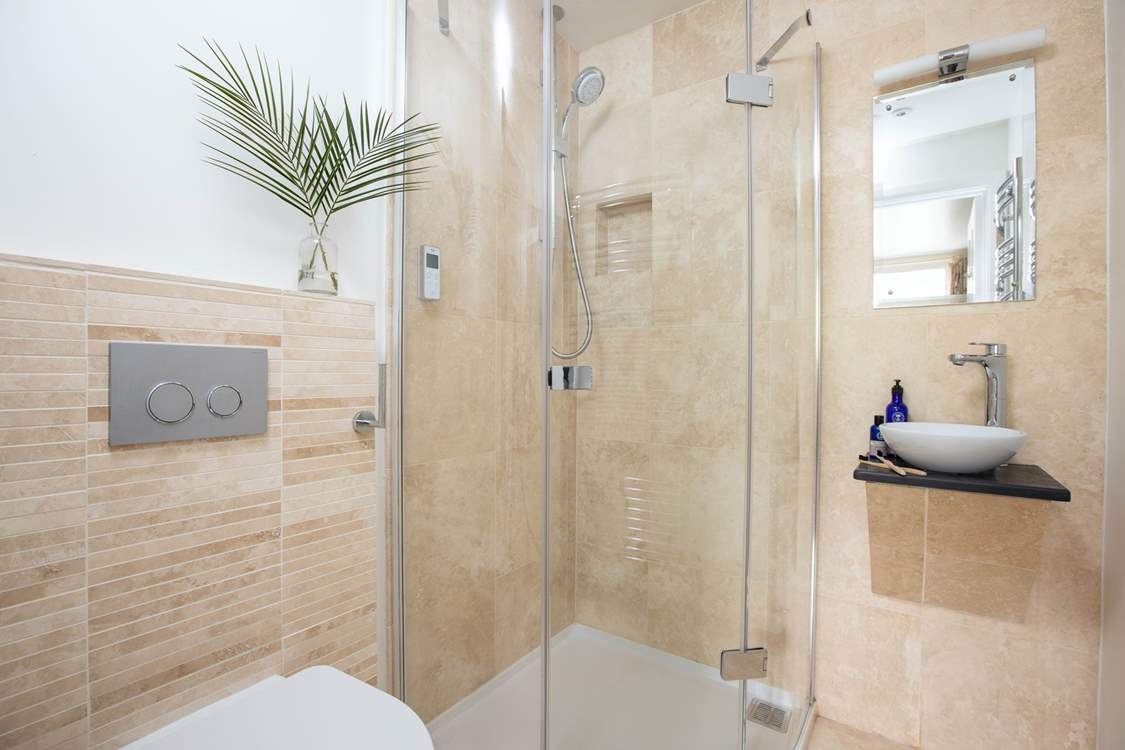 Bedroom 2's en suite.