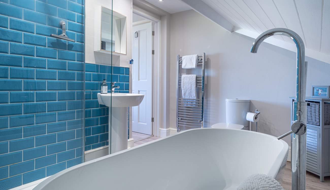 Immerse yourself in this luxurious bath tub. Perfect ending to the perfect day.