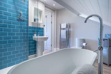 Immerse yourself in this luxurious bath tub. Perfect ending to the perfect day.