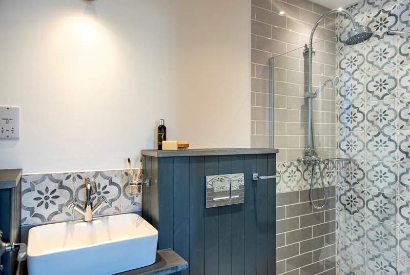 Both en suite shower-rooms are so stylish.