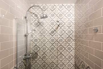 Who can blame you for having an extra long shower in the morning in this gorgeous shower