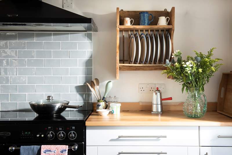 Such a lovely kitchen, with iconic Cornishware crockery.