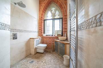 ...offering an en suite wet-room which can also be accessed from the hallway.