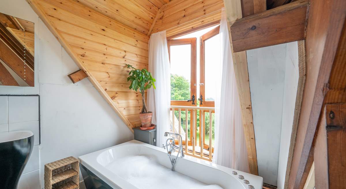 The gorgeous family bathroom.