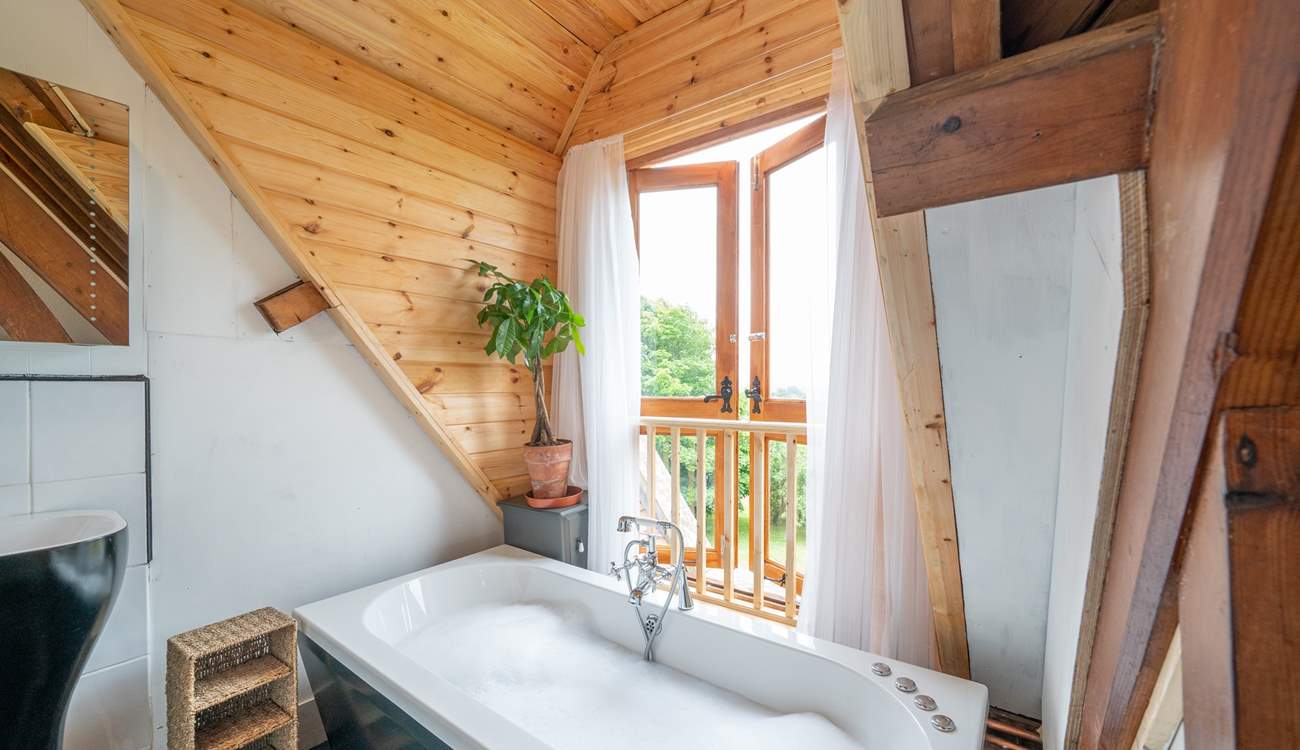 The gorgeous family bathroom.