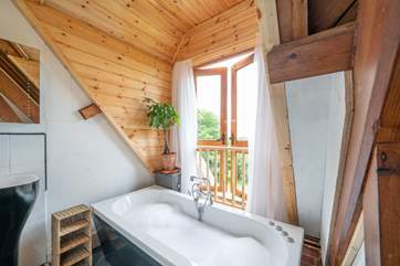 The gorgeous family bathroom.