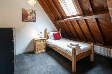 The single bed (please note there are no blinds on the skylights).