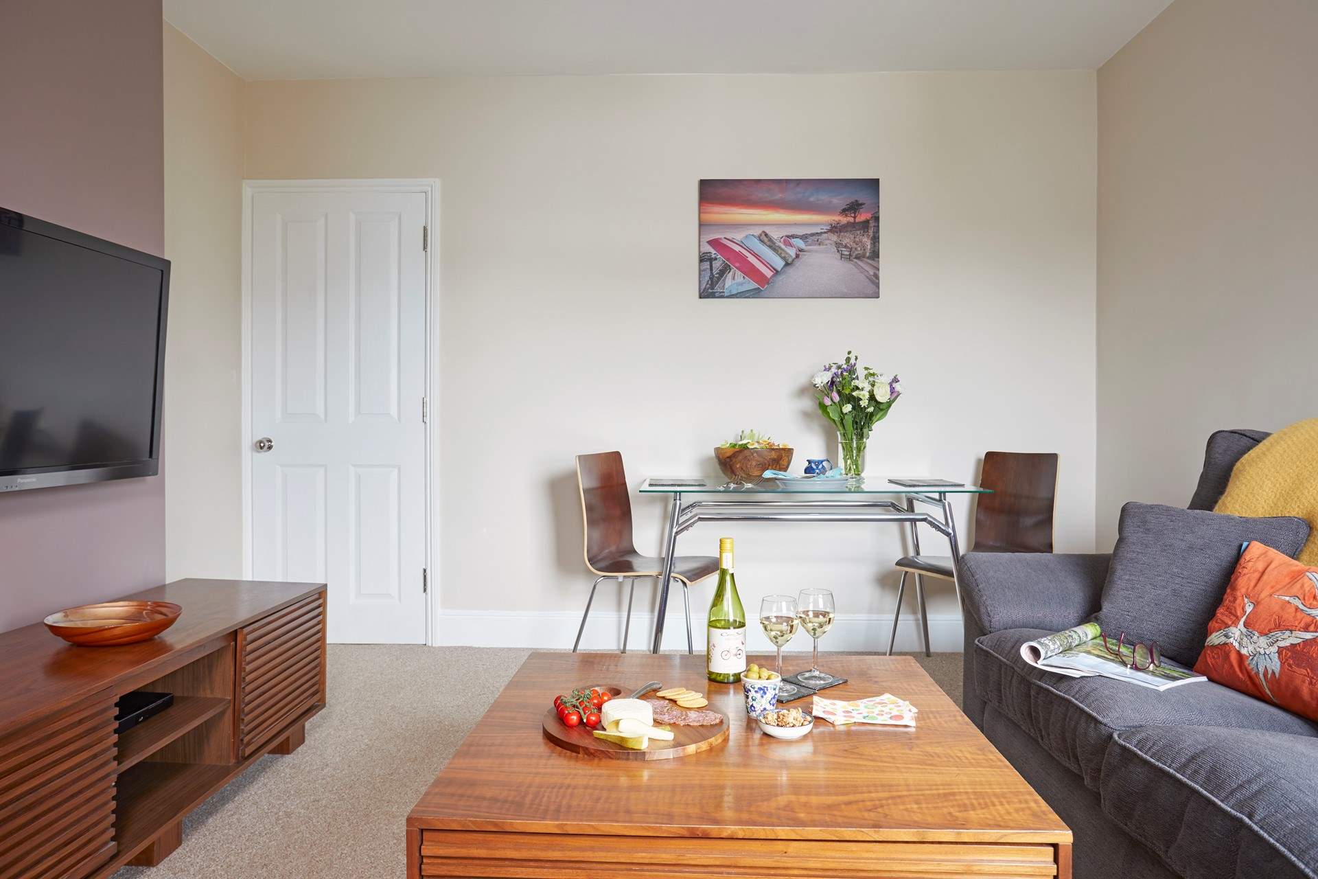 Welcome to 1 Harrow Cottages, a comfortable first floor apartment located in Nettlestone on the outskirts of Seaview.