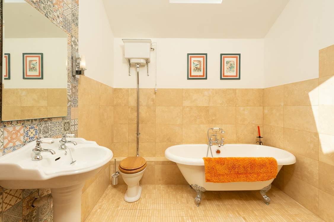 What a luxurious bathroom!
