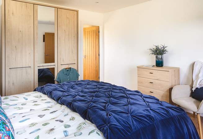 The main bedroom has a king-size bed and an en suite shower-room. 