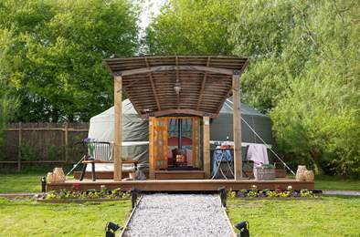 Whittlers Yurt. Sleeps 2, 3.1 miles SE of Clovelly