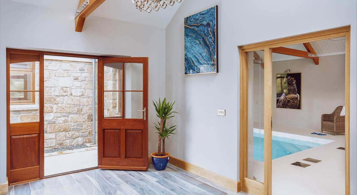 The large entrance hall is perfect for storing all your holiday gear and gives direct access to the pool-room.