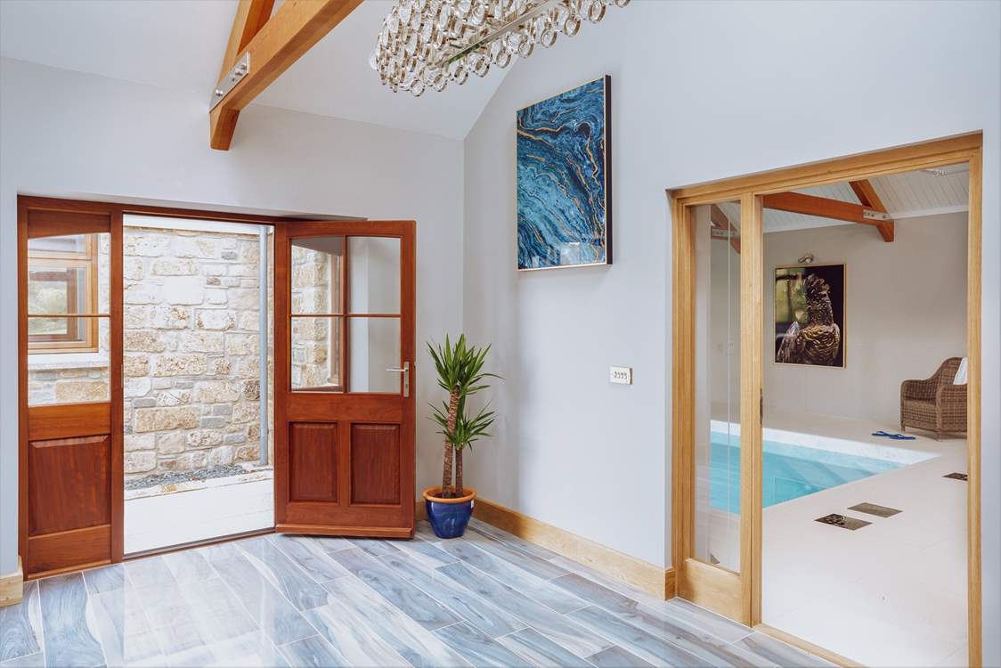 The large entrance hall is perfect for storing all your holiday gear and gives direct access to the pool-room.