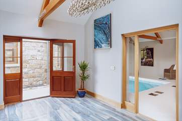 The large entrance hall is perfect for storing all your holiday gear and gives direct access to the pool-room.