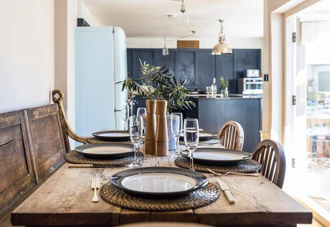 Sociable dining in the kitchen/diner.