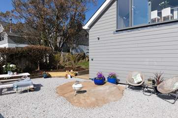 Time to kick back and relax with a glass of bubbles and a barbecue. The owners live next door to this lovely property.