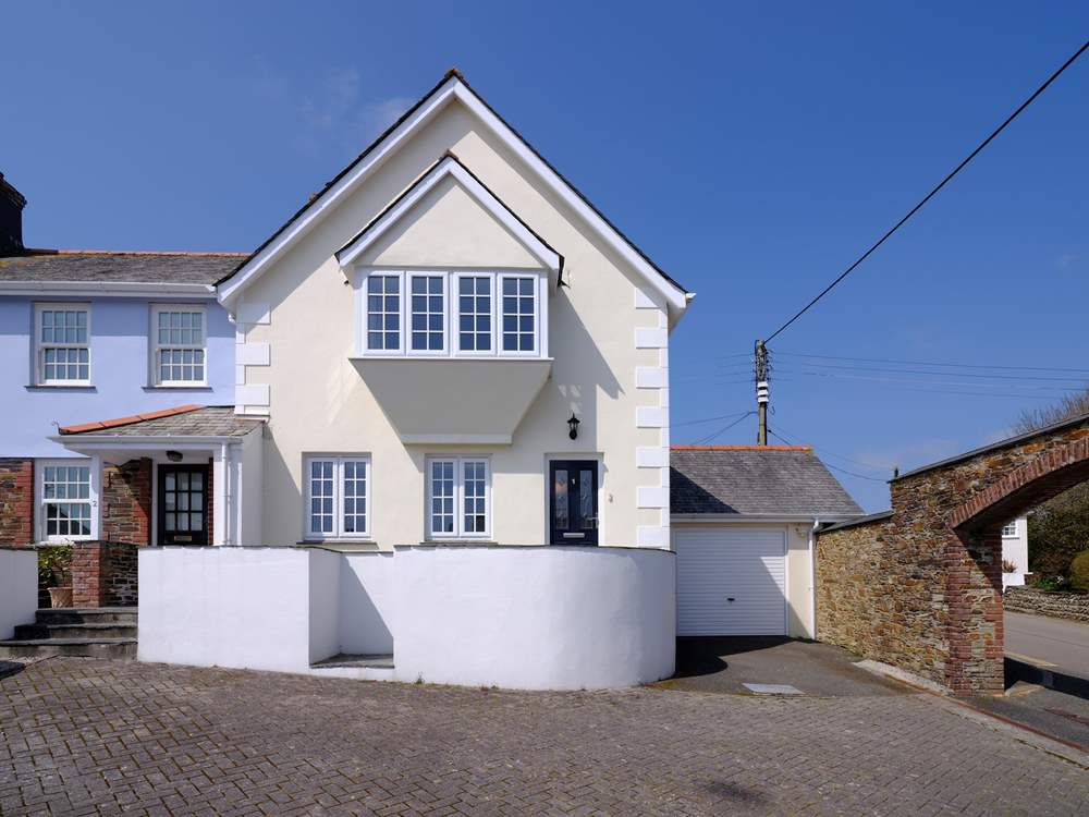 Just a short stroll from the centre of bustling St Mawes, 1 The Brakeyard is the perfect family holiday home.