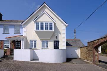 Just a short stroll from the centre of bustling St Mawes, 1 The Brakeyard is the perfect family holiday home.