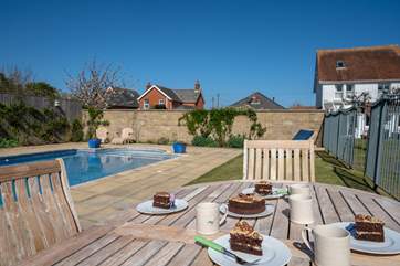 Take a bite to eat alongside the pool.
