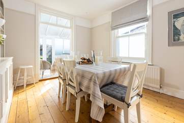 Enjoy a bite to eat together around the dining table.