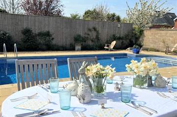Al fresco dining at the pool side.