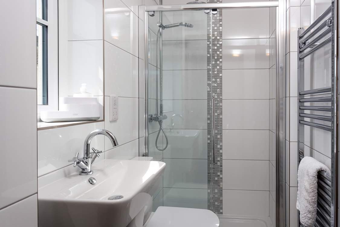 The en suite shower-room.
