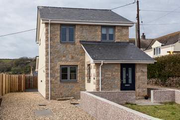 Welcome to Craddocks Cottage, located in the heart of Mousehole.