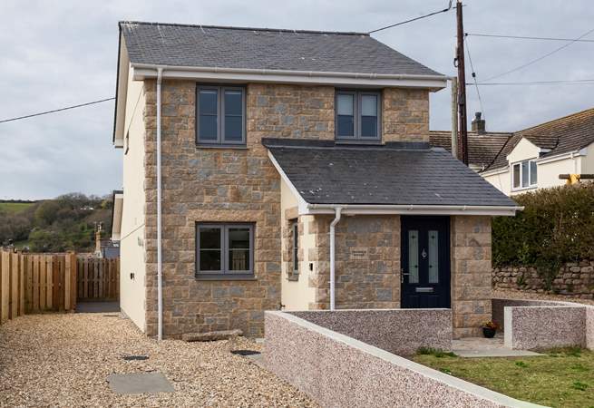 Welcome to Craddocks Cottage, located in the heart of Mousehole. 