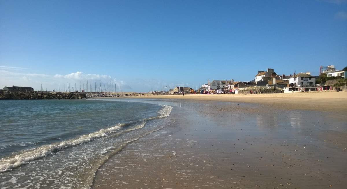 The glorious coastal beach at Lyme Regis.