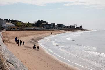 The sandy beach of Exmouth is only 150 yards away.