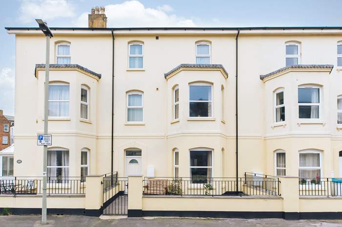 Magnolia is a 3 bedroom, dog friendly cottage near the beach in Exmouth, Devon.