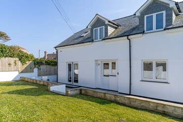 Located in the heart of this seaside village and only moments from the beach, this house has many qualities and is a fabulous family-sized holiday 'home-from-home'.