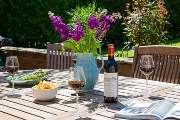Enjoy pre-supper drinks.