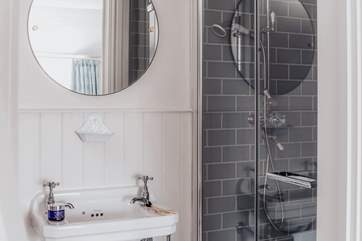 Ta dah! The en suite shower-room.