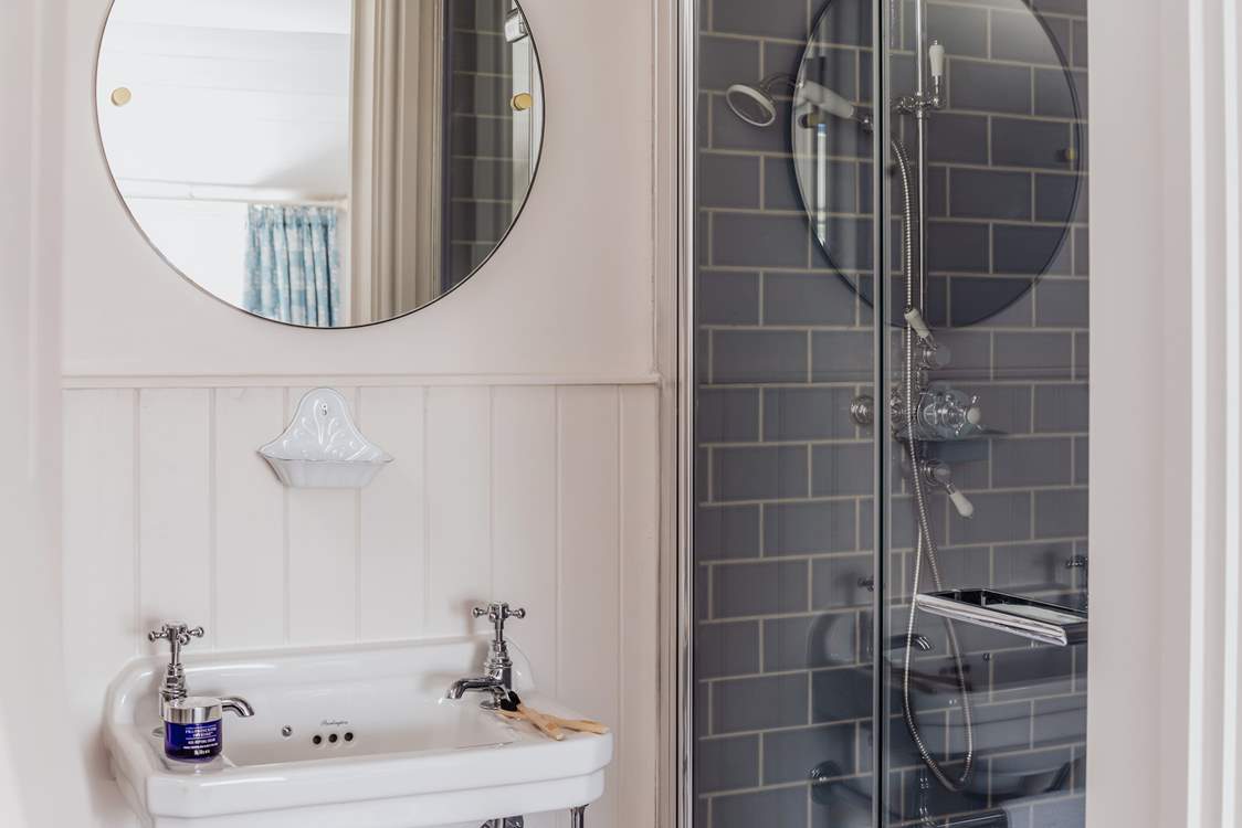 Ta dah! The en suite shower-room.