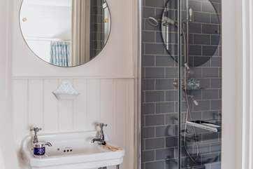 Ta dah! The en suite shower-room.