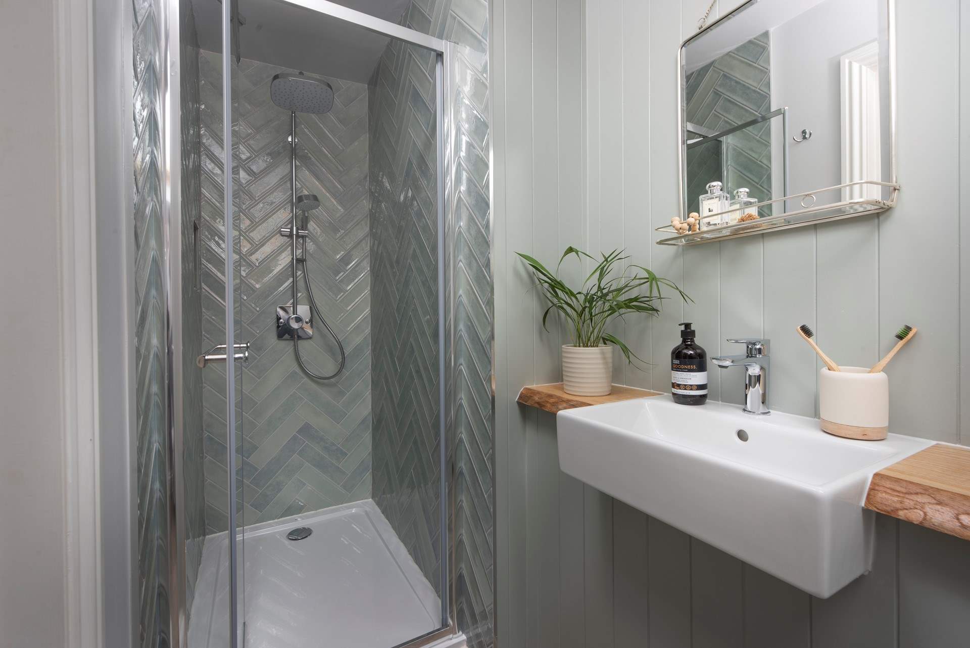 The en suite shower-room.