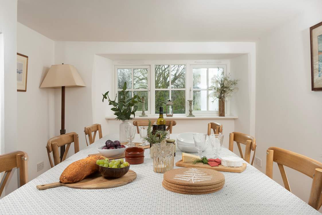 Overlooking the garden, you are sure to spend many sociable hours around the table.